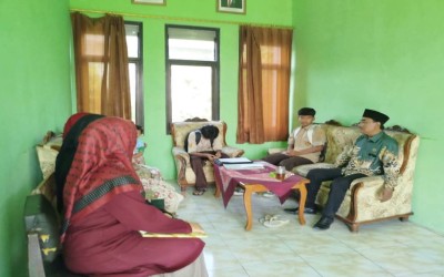 Bangun Sinergi dengan Orang Tua, Pengambilan Raport di MTsN 10 Indramayu Berlangsung Khidmat